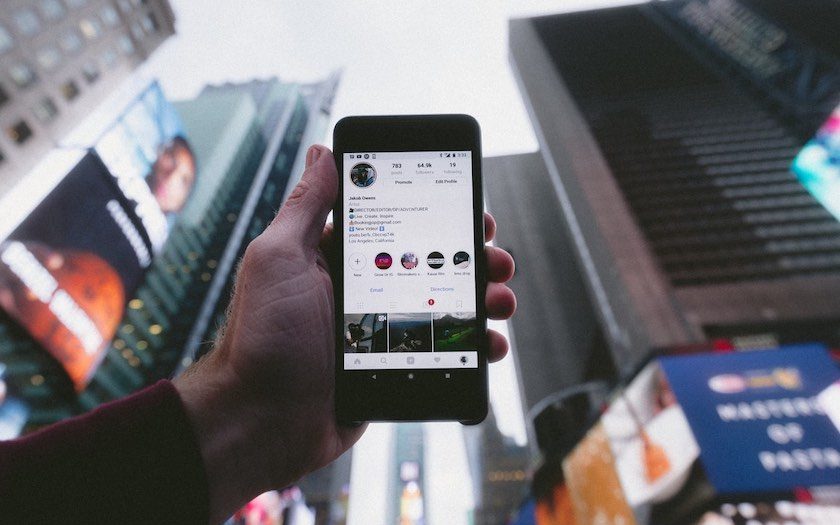 یک مدیر اینستاگرام در حال گرفتن عکس از میدان تایمز نیویورک