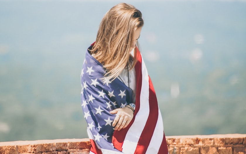 نتیجه ملی گرایی | یک خانم پوشیده با پرچم امریکا در روز ۴ جولای