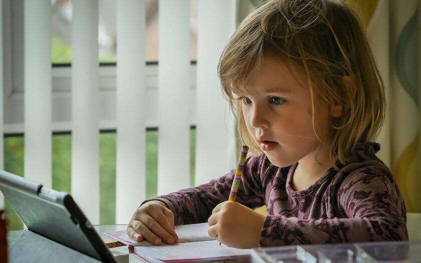 کودک در حال یادگیری یک مهارت جدید از روی آیپد